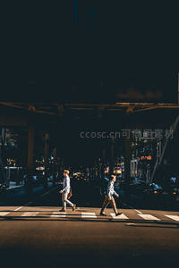 黄昏桥下并肩行走的两人