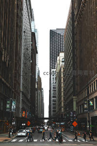 高楼峡谷间的人流穿梭景象