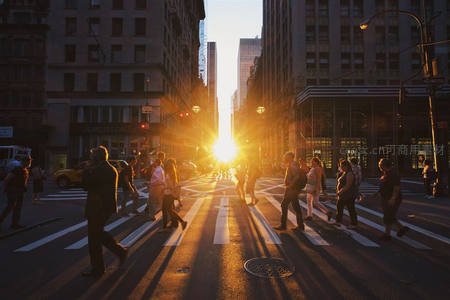夕阳穿透楼宇洒满十字路口