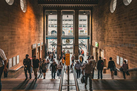 砖墙隧道中涌动的人潮与光影