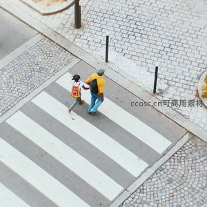 俯瞰斑马线上的温馨时刻，父女牵手漫步街头