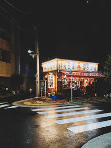 深夜日式小店灯火通明，雨后街角暖意融融