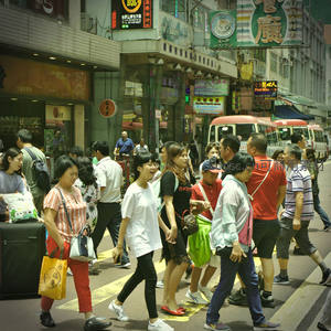 香港街头熙攘人群与霓虹招牌