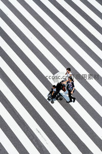 航拍视角下斑马线上的家庭漫步