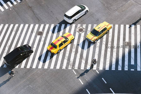 高空俯瞰城市十字路口的繁忙交通