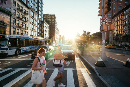 夕阳下情侣漫步纽约街头斑马线