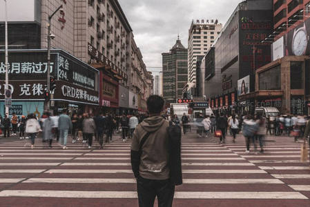 都市街头行人匆匆，斑马线上的城市脉搏