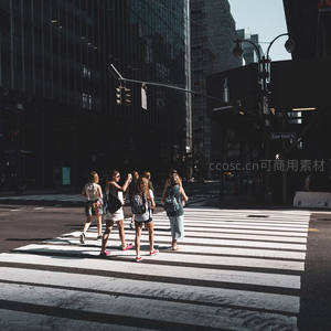 阳光下的都市过客，斑马线上的青春剪影