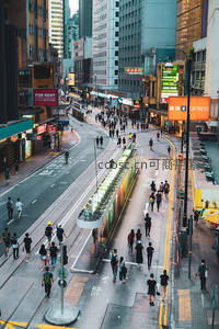 电车穿行闹市中央，香港街头繁忙景象