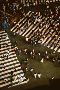 高空视角下的人流如潮水般涌过斑马线