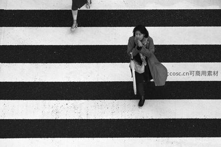 俯拍视角下行人穿越斑马线的几何构图
