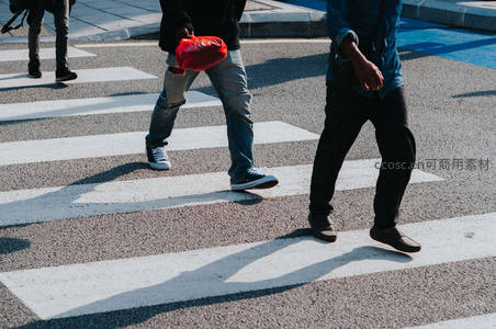 阳光下行人穿越斑马线