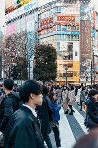 东京街头熙攘人群与霓虹广告牌