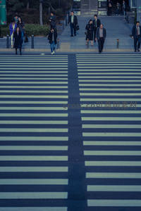 冷色调人行道上行人有序通行