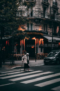 巴黎街头咖啡馆旁的老者过马路