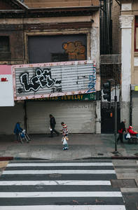 老城街角行人与涂鸦墙