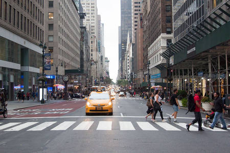 纽约街头黄色出租车穿行