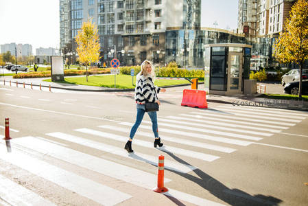 阳光下的时尚街拍