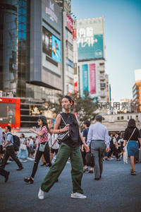 繁华商圈人流如织时尚女性穿行其中