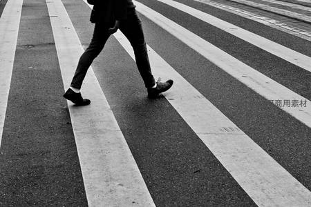 特写脚步踏过斑马线的瞬间