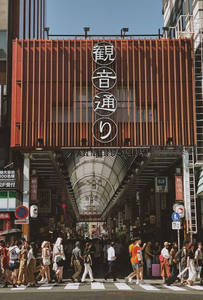 日本观音通商业街入口人潮涌动