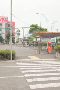 清晨车站前空旷路口与行人稀少