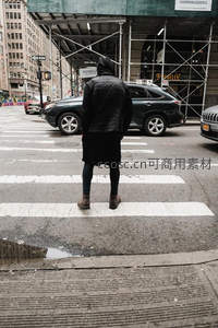 都市街头行人背影与建筑脚手架