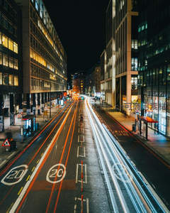 长曝光拍摄的城市夜路光轨