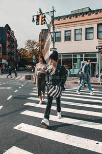 阳光下纽约街头行人过斑马线