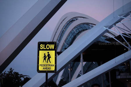 黄昏建筑前的慢行警示牌