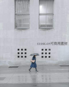 雨中撑伞女子独行街角