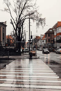 雨后城市街角行人撑伞走过斑马线