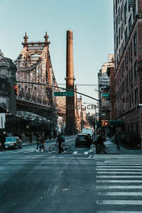 纽约街头仰望皇后区大桥与砖塔