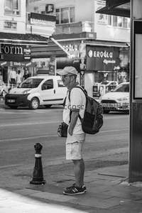 黑白街拍：老人等车的静谧瞬间