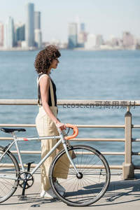 水岸骑行：都市与自然的惬意邂逅