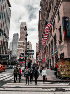 纽约街头：行人穿越繁华商业区