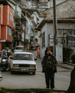 老城街角戴口罩的行人