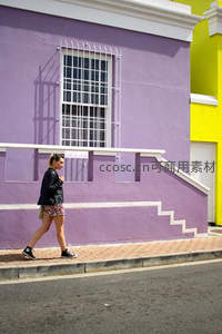 紫墙黄壁间，行人漫步街头巷尾