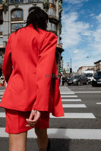 红西装女子穿越斑马线街景