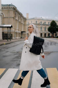 白发女士优雅穿行街角
