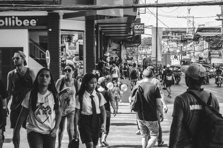 学生与游客交织的繁忙街口