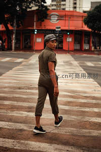 街头时尚青年回眸走过斑马线的瞬间