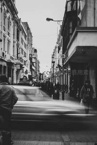 黑白街景中车流划过留下光轨的瞬间