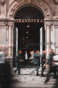 古典歌剧院门前人潮涌动