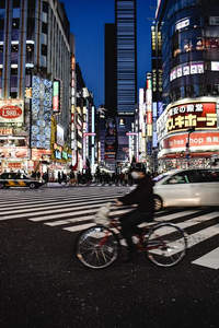 霓虹闪烁的东京街头夜景