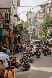 东南亚市井小巷，摩托车流穿梭其间