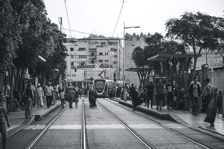 黑白街景中的电车与行人