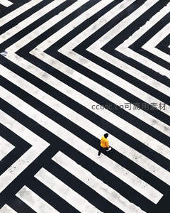 黄衣行人穿越几何斑马线