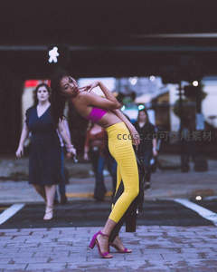 夜色中街拍时尚女郎