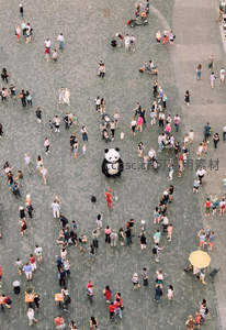 广场中心熊猫玩偶与人群俯瞰图